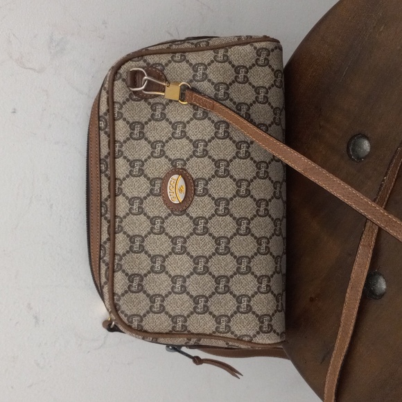 Authentic Vintage Gucci Plus GG Monogram Supreme Clutch Crossbody Bag - Picture 2 of 9